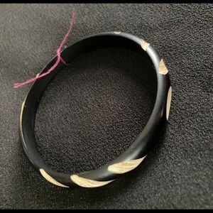 Vintage lucite plastic acrylic zebra black & white carved bangle bracelet